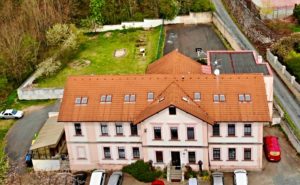 Dětský domov Nepomuk s hřištěm a zahradou – letecké foto